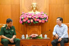 Standing Vice Secretary of the Ho Chi Minh City Party Committee Le Quoc Phong (R) receives the leader of the Military Region 7. (Photo: SGGP)