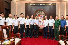 Submarine Brigade 189 hands over a present to Ho Chi Minh City's leaders. (Photo: SGGP)