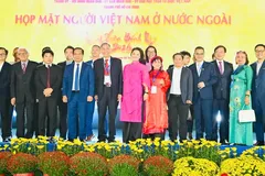 Standing Vice Secretary of the Ho Chi Minh City Party Committee Le Quoc Phong, Chairman of the Ho Chi Minh City People’s Committee Nguyen Van Duoc, and overseas Vietnamese delegates attend the meeting. (Photo: SGGP)