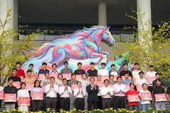 The program aims to support low-income workers and disadvantaged students to return to their hometowns for the Tet holiday. (Photo: SGGP)