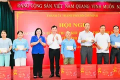 Vice Secretary of the Ho Chi Minh City Party Committee, Van Thi Bach Tuyet and deputy head of the Ho Chi Minh City Party Committee's Organization Commission Pham Thanh Chung, offer gifts to Party cell secretaries. (Photo: SGGP)