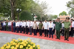 The delegation of officials from HCMC offer flowers and incense to heroic martyr and Hero of the People’s Armed Forces Vo Thi Sau at the Monument Park and Memorial House of Heroic Martyr Vo Thi Sau in Dat Do Commune on February 14. (Photo: SGGP)