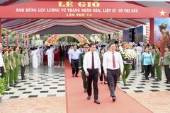Deputy Chairman of the Party Central Committee's Commission for Inspection Nguyen Hong Linh; Standing Vice Secretary of the Ho Chi Minh City Party Committee Le Quoc Phong, and delegates attend the 74th death anniversary of heroic martyr and Hero of the People’s Armed Forces Vo Thi Sau. (Photo: SGGP)