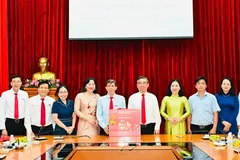 The delegation of Ho Chi Minh City leaders, led by Vice Secretary of the Ho Chi Minh City Party Committee and Chairman of the Vietnam Fatherland Front Committee of the city, Nguyen Phuoc Loc, visits and extends Lunar New Year greetings to editors, reporters, and staff of Sai Gon Giai Phong (SGGP) Newspaper. (Photo: SGGP)