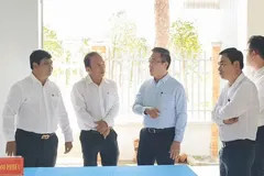 Mr. Dang Minh Thong, together with members of the Standing Board Committee of the Ho Chi Minh City Party Committee, inspects election preparations at Polling Area No. 21 in Binh Duong Ward, Ho Chi Minh City. (Photo: SGGP)