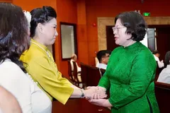 Vice Secretary of the Ho Chi Minh City Party Committee Van Thi Bach Tuyet (R) meets delegates at the gathering. (Photo: SGGP)