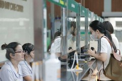 Patients register at the reception desk upon arrival for medical examination. (Photo: VNA)