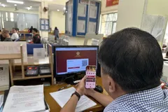 Officials of Thong Tay Hoi Ward in Ho Chi Minh City process online administrative applications. (Photo: SGGP)