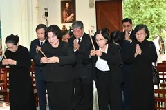 Deputy Secretary of the Ho Chi Minh City Party Committee Van Thi Bach Tuyet and delegates pay their last respects to Cardinal Jean-Baptiste Pham Minh Man. (Photo: SGGP)