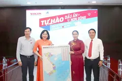 Leaders of Sai Gon Giai Phong Newspaper, together with representatives of the sponsors, present the Map of Vietnam to leaders of the People’s Committee of Da Nang. (Photo: SGGP)
