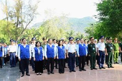Delegates offer incense in tribute to national heroic martyrs at Hang Keo Cemetery. (Photo: SGGP)