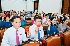 Delegates vote to approve submissions at the session. (Photo: SGGP)