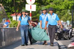 The waste collection and environmental protection program in Con Dao Special Zone is held in response to the nationwide litter-picking campaign. (Photo: SGGP)
