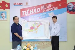 Acting Editor-in-Chief of Sai Gon Giai Phong (SGGP) Newspaper presents a map of Quang Ninh Province to Mr. Quan Minh Cuong, Secretary of the Quang Ninh Provincial Party Committee. (Photo: SGGP)