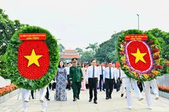 HCMC Party Committee Secretary Tran Luu Quang offers incense to President Ho Chi Minh. (Photo: SGGP)