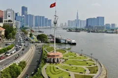 Ho Chi Minh City center viewed from the Thu Ngu Flagpole, a location connecting road and waterway transport along the Saigon River (Photo: SGGP)