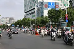 Traffic remains generally stable on the first day of the reversible lane implementation on Cong Hoa Street. (Photo: SGGP)