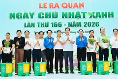 Vice Secretary of the Ho Chi Minh City Party Committee Le Quoc Phong (6th, R) and delegates present trees to residents. (Photo: SGGP)