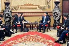 On May 27, Vice Chairman of the Ho Chi Minh City People’s Committee Bui Xuan Cuong (R) receives Mr. Hayakawa Yuho, Senior Vice President of the Japan International Cooperation Agency (JICA). (Photo: SGGP)