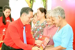 Presenting shopping vouchers to disadvantaged people during the 2026 Humanitarian Month campaign (Photo: SGGP)
