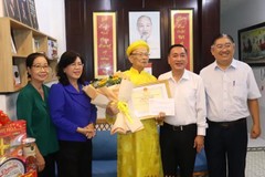 The Ho Chi Minh City delegation visit Mr. Tran Van Manh. (Photo: SGGP)