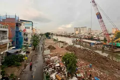 The site along the northern bank of Doi Canal in Chanh Hung Ward, HCMC, is currently under construction and undergoing renovation. (Photo: SGGP)