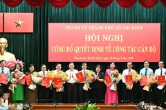 Vice Secretary of the Ho Chi Minh City Party Committee Van Thi Bach Tuyet (5th, R) and Head of Local Affairs Department III under the Central Propaganda and Mass Mobilization Commission, Nguyen Huy Ngoc (6th, L) present the appointment decisions to the Editorial Board of Sai Gon Giai Phong (SGGP) Newspaper. (Photo: SGGP)
