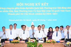 Representatives of the Ho Chi Minh City Delegation of National Assembly deputies, the Standing Boards of the People's Council, the People's Committee, and the Vietnam Fatherland Front Committee of Ho Chi Minh City sign the Inter-Agency Coordination Regulations for the 2026–2031 term. (Photo: SGGP)