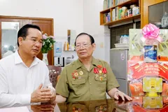 Chairman of the HCMC People's Committee Nguyen Van Duoc visits and presents appreciation gifts to people with meritorious service. (Photo: SGGP)