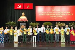 Standing Deputy Secretary of the Ho Chi Minh City Party Committee Le Quoc Phong offers flowers to revolutionary contributors. (Photo: SGGP)