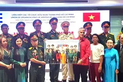 The Ho Chi Minh City Vietnam–Cuba Friendship Association presents a commemorative photograph to Cuban Consul General in Ho Chi Minh City Mauricio Alejandro Martínez Duque. (Photo: SGGP)