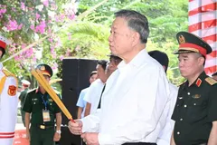 Party General Secretary and State President To Lam pays tribute to fallen heroes at Le Thi Rieng Park in Ho Chi Minh City on July 17. (Photo: SGGP)