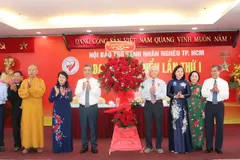 Mr. Nguyen Phuoc Loc presents a congratulatory floral arrangement on behalf of the Ho Chi Minh City Party Committee, People's Council, People's Committee, and Vietnam Fatherland Front Committee to the congress. (Photo: SGGP)