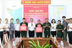 Vice Secretary of the HCMC Party Committee Nguyen Phuoc Loc and members of the delegation present gifts to armed forces personnel stationed and carrying out duties in the Con Dao Special Zone. (Photo: SGGP)