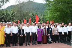 Ho Chi Minh City leaders pay tribute to heroic martyrs at Hang Duong Cemetery 