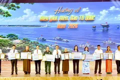 Vice Secretary of the Ho Chi Minh City Party Committee, and Chairman of the Vietnam Fatherland Front Committee in Ho Chi Minh City Nguyen Phuoc Loc receives contributions to the “For National Seas and Islands – For the Fatherland Frontline” Fund. (Photo: SGGP)