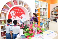Teachers and students of Tran Hung Dao Primary School in Cau Ong Lanh Ward at the Ho Chi Minh Cultural Space oi the school library (Photo: SGGP)