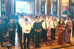 Delegates pay tribute to the great sacrifices of fallen heroes and martyrs at Ben Duoc Memorial Temple. (Photo: SGGP)