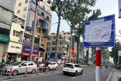 A one-way traffic sign stands at the intersection of Nguyen Thi Minh Khai and Ton That Tung streets, directing traffic toward Cach Mang Thang Tam Street in Ho Chi Minh City’s Ben Thanh Ward. (Photo: SGGP)