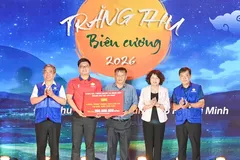 Former Vice President Dang Thi Ngoc Thinh (2nd, R); Vice Secretary of the Party Committee and Chairman of the Vietnam Fatherland Front Committee of Ho Chi Minh City, Nguyen Phuoc Loc L), present a symbolic plaque for funding to support a Mid-Autumn Festival project for children in Con Dao Special Zone. (Photo: SGGP)