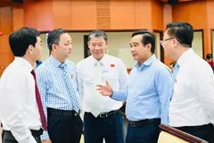 Chairman of the Ho Chi Minh City People’s Committee Nguyen Van Duoc speaks with delegates attending the session. (Photo: SGGP)