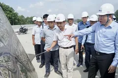Vice Chairman of the Ho Chi Minh City People’s Committee Hoang Nguyen Dinh works with the contractor responsible for the Tan Van interchange under the Ho Chi Minh City Ring Road 3 project. (Photo: SGGP)