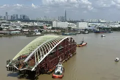 Main span of Saigon River pedestrian bridge transported, nearing Bach Dang Wharf