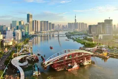 Work to join the main span of the Saigon River pedestrian bridge began on the morning of October 21.