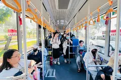 Passengers ride buses free of charge. (Photo: SGGP)