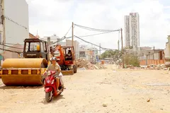 The D4 road project linking Ta Quang Buu Street and Pham The Hien Street in Binh Dong Ward, Ho Chi Minh City, is under construction. (Photo: SGGP)