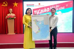 Deputy Editor-in-Chief of SGGP Newspaper Bui Thi Hong Suong (L) presents a map to Deputy Head of the Dong Thap Provincial Party Committee’s Commission for Information and Education, Pham The Vinh. (Photo: SGGP)