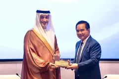 Chairman of the Ho Chi Minh City People’s Committee, Nguyen Van Duoc (R), presents a gift to Mr. Saeed Al Hajeri, UAE Minister of State at the Ministry of Foreign Affairs. (Photo: SGGP)