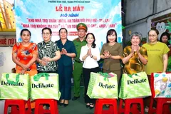 Gifts are presented to disadvantaged women at a “Safe Rental Housing for Women and Children” complex in Binh Thoi Ward. (Photo: SGGP)