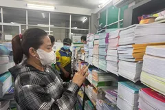 Phụ huynh mua SGK tại trụ sở NXBGDVN tại TPHCM sáng 29-8